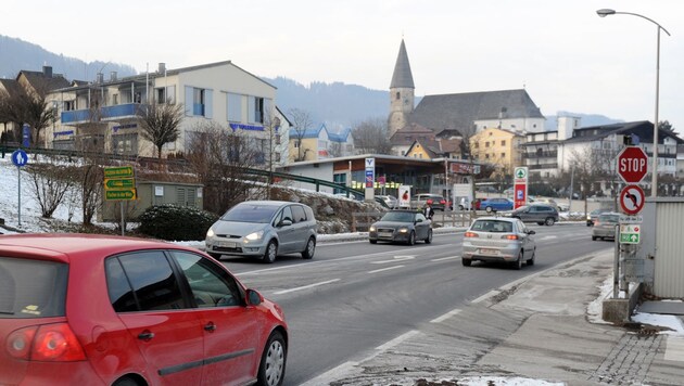 Auf der B 145 bei Altmünster kommt es wegen der starken Verkehrsbelastung oft zu Staus (Bild: Klemens Fellner)