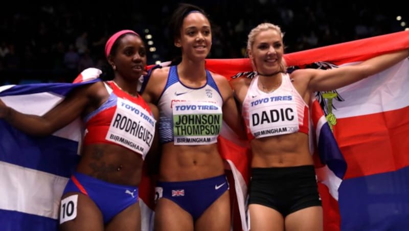 Die Medaillengewinnerinnen: Yorgelis Rodriguez (li., bronze), Katarina Johnson-Thompson (Mitte, Gold) und Ivona Dadic (Bild: The Associated Press)