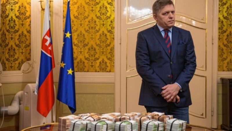 Der unter Beschuss geratene Premier Robert Fico setzte eine Million Euro Killer-Kopfgeld aus. (Bild: AFP)