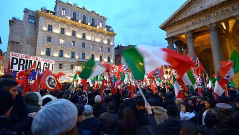 Aufmarsch der Rechten vor dem Pantheon in Rom: Wut gegen das System, Flüchtlinge und die EU (Bild: AFP)