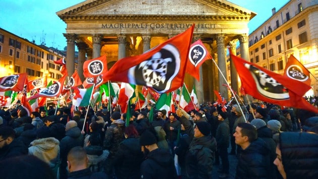 Aufmarsch der Rechten vor dem Pantheon in Rom: Wut gegen das System und die EU (Bild: AFP)