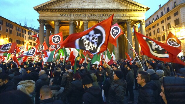 Aufmarsch der Rechten vor dem Pantheon in Rom: Wut gegen das System und die EU (Bild: AFP)