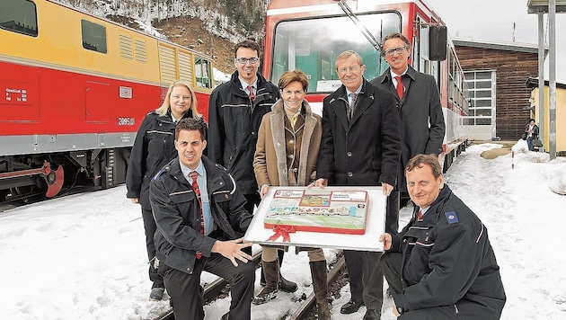 Landesrätin Brigitta Pallauf, Landes-Chef Wilfried Haslauer und Salzburg-AG Chef Leonhard Schitter überbrachten eine Torte.
 
 
 (Bild: Wildbild)