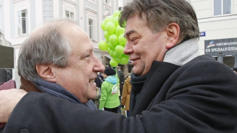 Der grüne Spitzenkandidat Rolf Holub und Grünen-Bundessprecher Werner Kogler beim Wahlkampfabschluss am Freitag (Bild: APA/GERT EGGENBERGER)
