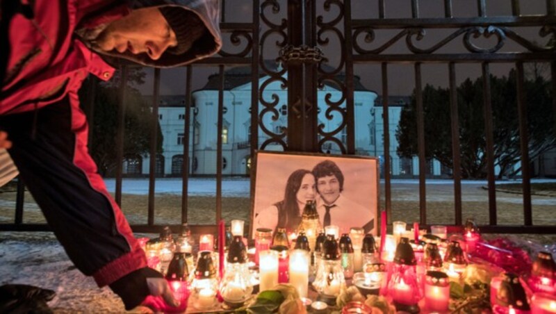 Große Trauer um Jan Kuciak und seine ebenfalls ermordete Freundin Martina Kusnirova (Bild: APA/AFP/ALEX HALADA)