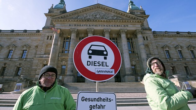 Umweltaktivisten demonstrieren vor dem Bundesverwaltunsgerichtshof in Leipzig (Deutschland) für Diesel-Fahrverbote. (Bild: AP)