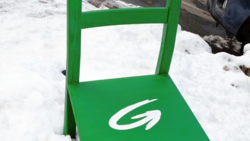 Der grüne Sessel Glawischnigs im Schnee ist symbolhaft: Ihr wird die Schuld am Debakel gegeben. (Bild: Rojsek-Wiedergut Uta)