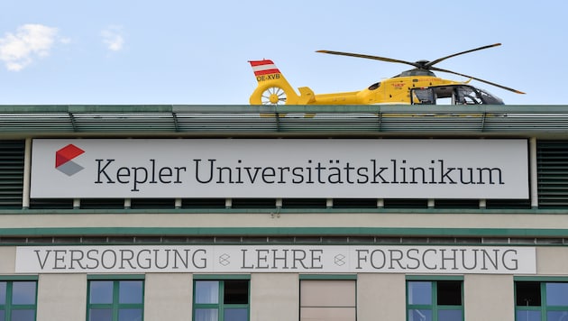 Rettungshubschrauber am Landedeck des Kepler Universitätsklinikums Linz, wo ein kritischer Rechnungshofbericht für Aufregung sorgt. (Bild: © Harald Dostal / 2017)