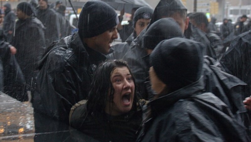 Gewaltsames Ende einer Frauen-Demo in der Türkei (Bild: AFP)