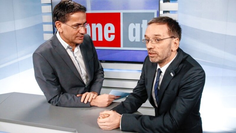 Innenminister Herbert Kickl bei Gerhard Koller im krone.tv-Studio (Bild: Martin A. Jöchl, krone.at-Grafik)