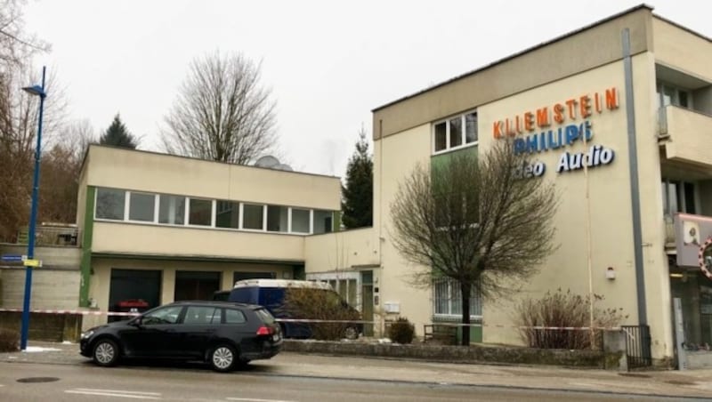 Im 2. Stock dieses Mehrparteienhauses in Bad Schallerbach kam es zum tödlichen Ehedrama. (Bild: Kerschbaummayr)