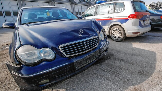 Der sichergestellte demolierte Mercedes. (Bild: Markus Tschepp)