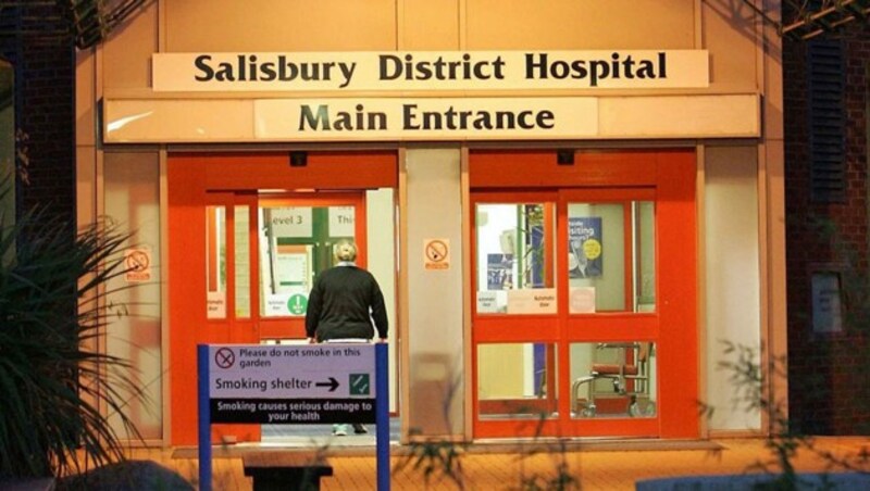 Der Ex-Spion wurde in das Krankenhaus in Salisbury eingeliefert. (Bild: AP)