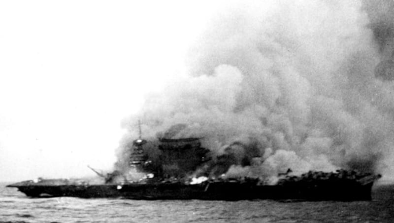 8. Mai 1942: Die „Lexington“ fängt nach japanischem Torpedo-Beschuss Feuer. Nach der Schlacht wird sie von der Besatzung eines US-Kriegsschiffs bewusst versenkt (siehe Video unten). (Bild: U.S. Navy)