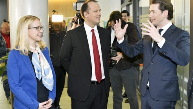 Boehringer-Generaldirektor Philipp von Lattorff mit Wirtschaftsministerin Schramböck und Kanzler Kurz (Bild: APA/HANS PUNZ)