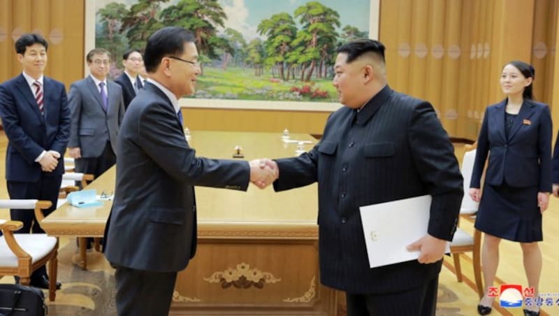 Südkoreas Sicherheitsberater Chung Eui Yong (li.) mit dem nordkoreanischen Diktator Kim Jong Un (Bild: ASSOCIATED PRESS)