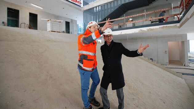Auf der Baustelle: Mikhail Aufreiter mit Alfred Pirker (Strabag) (Bild: Markus Tschepp)