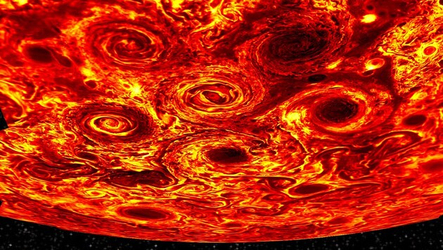 Die Zyklone am Südpol des Jupiter (Bild: NASA/SWRI/JPL/ASI/INAF/IAFPS)