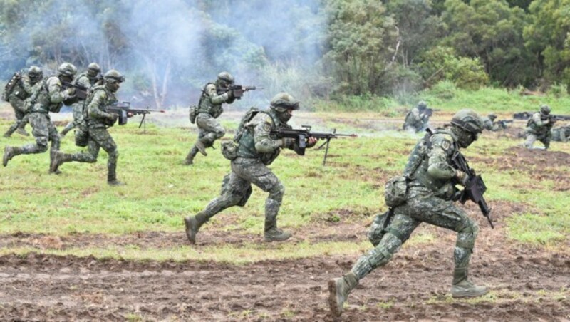 Taiwans Militär übt für den Ernstfall: Peking betrachtet die demokratische Insel nur als abtrünnige Provinz und droht mit einer Rückeroberung. (Bild: AFP)