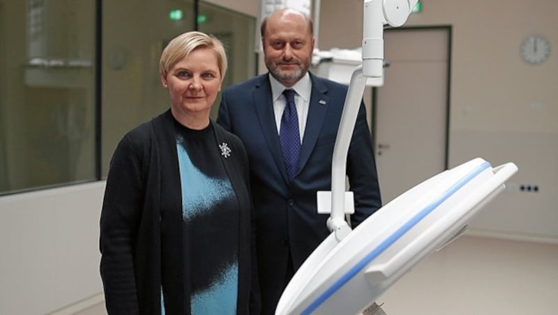 SPÖ-Gesundheitsstadträtin Sandra Frauenberger mit KAV-Manager Herwig Wetzlinger im KH Nord (Bild: Gerhard Bartel)