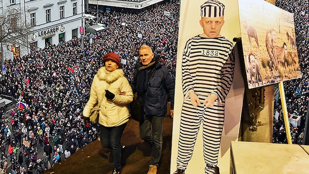 Allein in der Hauptstadt Bratislava protestierten nach dem Mord 50.000 Menschen gegen die Regierung des wenig später zurückgetretenen Ministerpräsidenten Robert Fico, der auf Transparenten mit Handschellen und in Häftlingskleidung zu sehen war. (Bild: AFP, krone.at-Grafik)