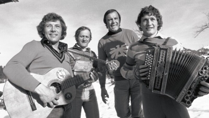 Ein Bild von einst: Karl Kahr, neben ihm Toni Sailer sowie Franz Klammer (rechts) und Werner Grissmann (links) (Bild: Schaadfoto/Werek)