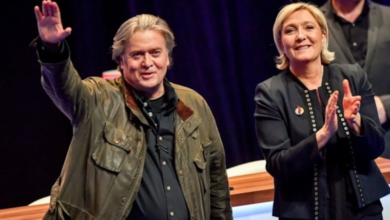 Marine Le Pen applaudiert Steve Bannon (Bild: AFP )