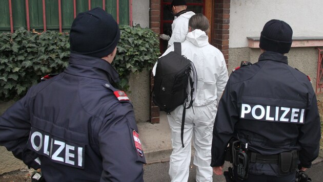 Spezialisten der Tatortgruppe des Landeskriminalamts Oberösterreich sicherten Spuren der Geiselnahme (Symbolbild) (Bild: KRONEN ZEITUNG)