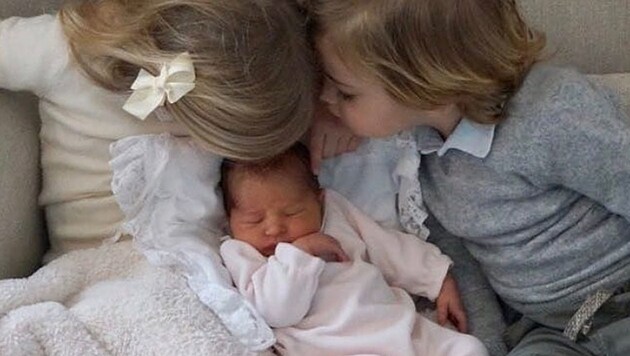 Ein Bussi für die kleine Schwester: Prinzessin Leonore und Prinz Nicolas sind schon ganz vernarrt in den neuen Mini-Royal. (Bild: instagram.com/princessmadeleineofsweden)