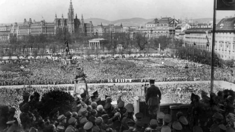 Adolf Hitler am Heldenplatz (Bild: wikipedia.org, Bundesarchiv)