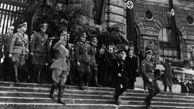 Adolf Hitler am Heldenplatz (Bild: wikipedia.org, Bundesarchiv)
