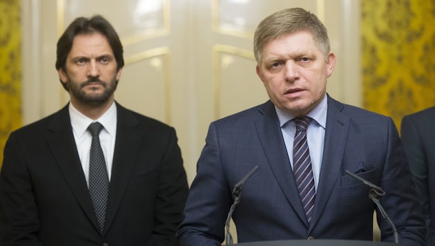 Der slowakische Innenminister Robert Kalinak (li.) und Ministerpräsident Robert Fico (Bild: AP)