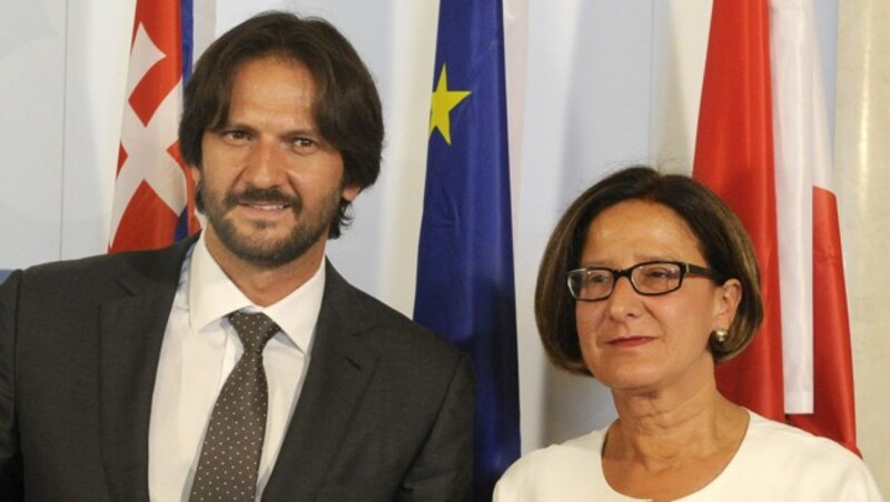 Der slowakische Innenminister Kalinak bei einer Pressekonferenz in Wien mit der damaligen Innenministerin Johanna Mikl-Leitner (Bild: APA/HERBERT PFARRHOFER)