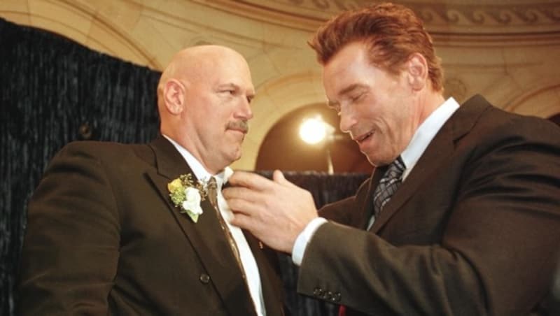 Arnold Schwarzenegger gratuliert Jesse Ventura nach dessen Angelobung als Gouvernour. (Bild: AFP)