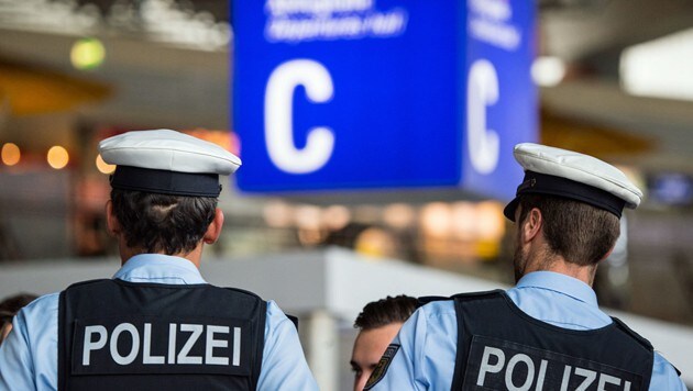 Polizisten am Frankfurter Flughafen (Bild: APA/dpa/Andreas Arnold (Symbolbild))