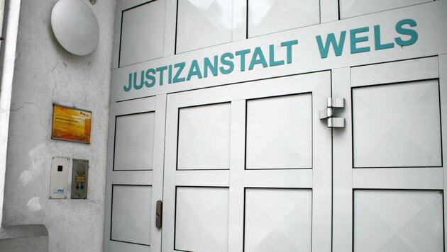 Dieses Tor der Justizanstalt Wels ging hinter dem Lkw zu, in dem der Häftling saß (Bild: Christoph Gantner)
