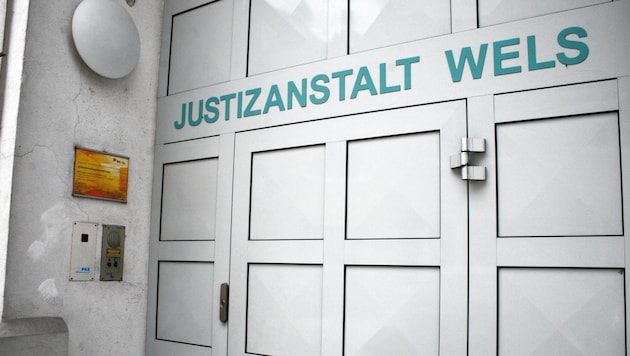 Dieses Tor der Justizanstalt Wels ging hinter dem Lkw zu, in dem der Häftling saß