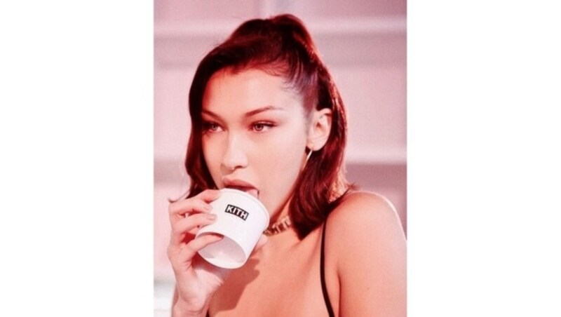 Bella Hadid schlürft ihr Eis gleich aus dem Becher. (Bild: www.PPS.at)