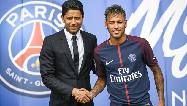 Nasser Al-Khelaifi und Neymar bei der Vorstellung des Brasilianers 2017 in Paris. (Bild: AFP)