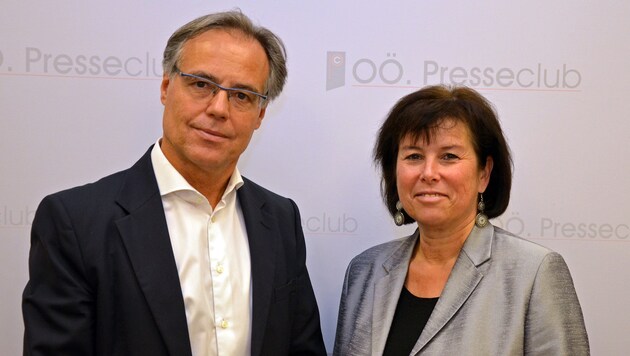 Soziallandesrätin Birgit Gerstorfer (SPÖ) mit ihrem Abteilungsleiter Michael Slapnicka (Bild: Land OÖ)