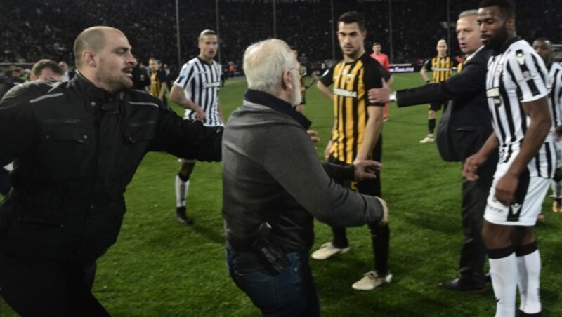 PAOK-Boss Sawwidi (Mitte) stürmte 2018 mit einer Waffe aufs Feld und auf den Schiedsrichter los. (Bild: AFP)