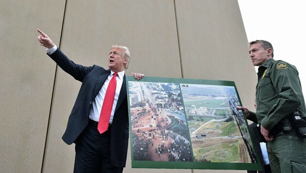 US-Präsident Donald Trump hatte viele Fragen zu den Mauer-Modellen. (Bild: APA/AFP/MANDEL NGAN)