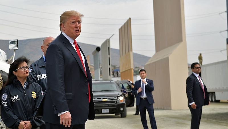 Donald Trump during a tour of the border wall (Bild: APA/AFP/MANDEL NGAN)