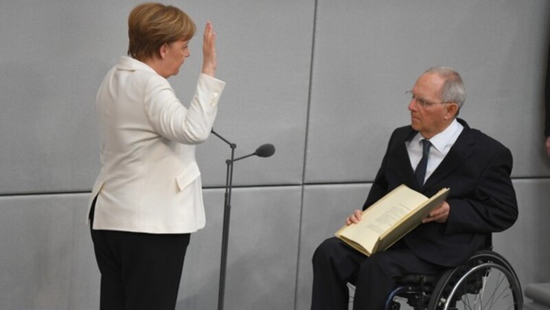 Die deutsche Bundeskanzlerin Angela Merkel wurde von Bundestagspräsident Wolfgang Schäuble am MIttwochim Bundestag vereidigt. (Bild: APA/dpa/Soeren Stache)