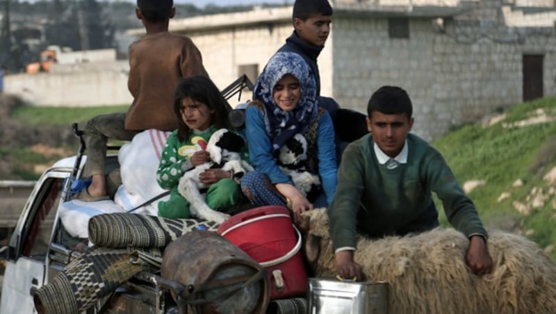 Zivilisten flüchten aus dem umkämpften Afrin. (Bild: APA/AFP/NAZEER AL-KHATIB)