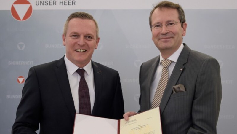 Ernennung von Generalsekretär Wolfgang Baumann durch Verteidigungsminister Mario Kunasek (Bild: Bundesheer/Pusch)