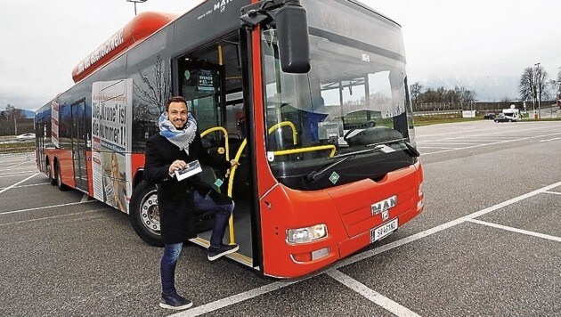 Red Bull Kicker Andreas Ulmer vor dem Krone-Bus (Bild: GEPA pictures)