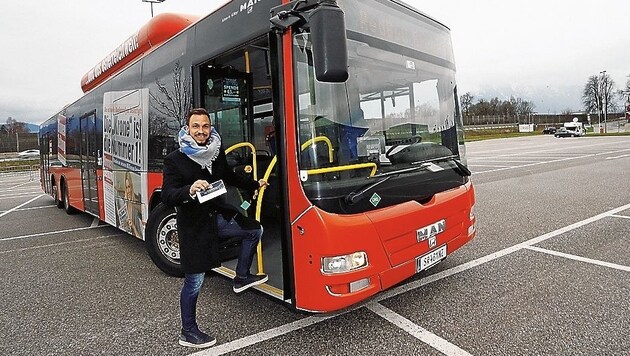 Red Bull Kicker Andreas Ulmer vor dem Krone-Bus (Bild: GEPA pictures)