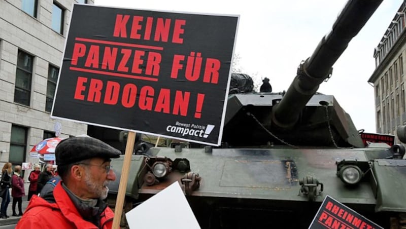Eine Kundgebung gegen die Rüstungsgeschäfte der deutschen Regierung in Berlin (Bild: dpa)
