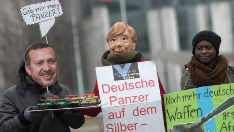 Die „Gesellschaft für bedrohte Völker“ protestiert mit Panzern auf dem Silbertablett gegen die deutschen Rüstungsdeals mit der Türkei. (Bild: APA/AFP/Stefanie LOOS)
